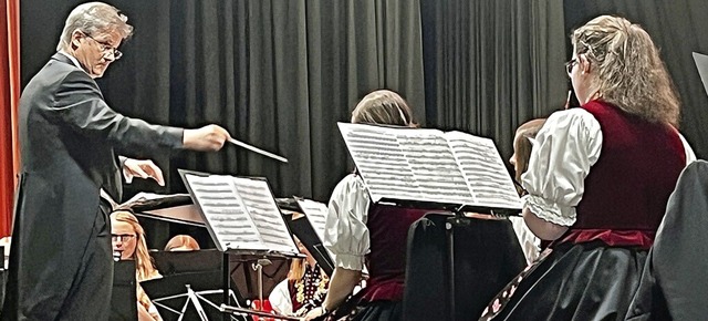 Dirigent Joachim Pflging bei seiner Premiere mit der Stadtmusik Schnau.   | Foto: Hans-Jrgen Hege