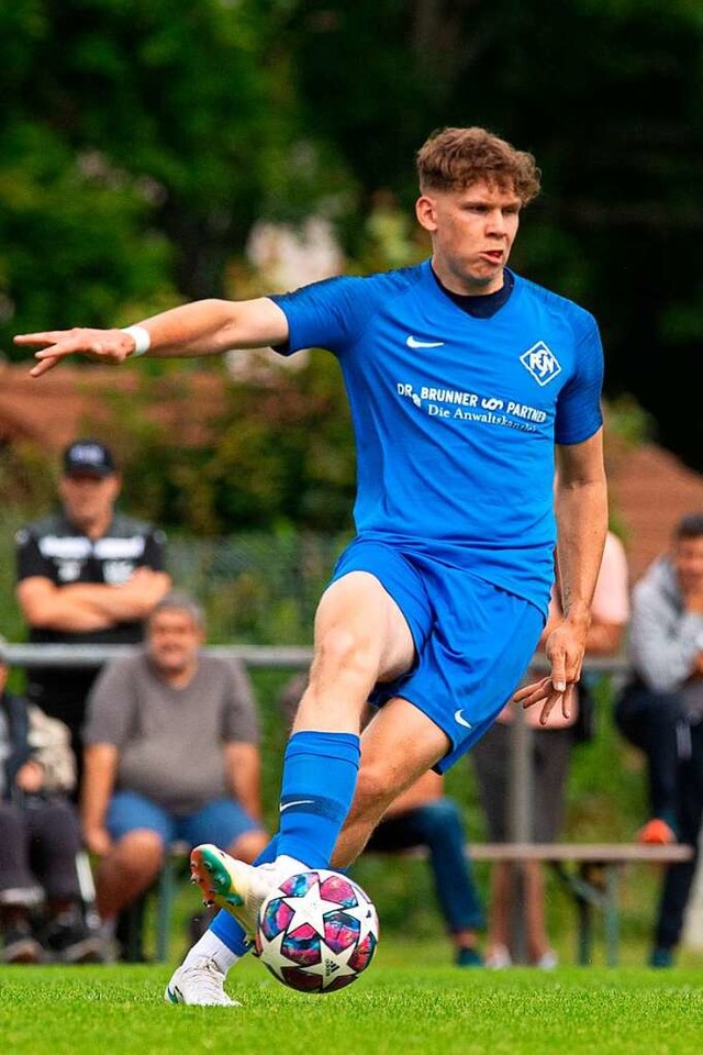 David Tritschler vom FC Neustadt hatte...auf dem Fu, es blieb jedoch beim 0:0.  | Foto: Wolfgang Scheu