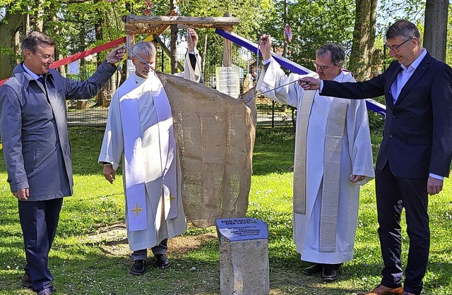 Brgermeister Volker Kieber, Pfarrer R...ben dem &#8222;Baum des Lebens&#8220;.  | Foto: Stadt Bad Krozingen