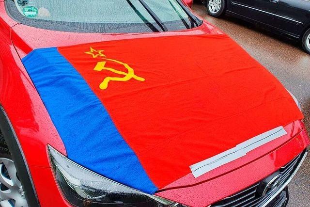Prorussischer Autokorso in Lahr: Sowjetunion-Fahnen und Verstndnis fr Russland