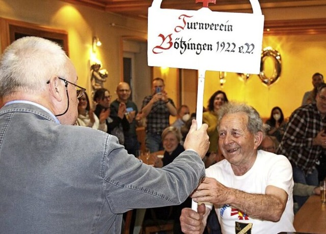 Eine historische Tragtafel des vor 100... an den Vorsitzenden Uwe Torn (links).  | Foto: Horst David