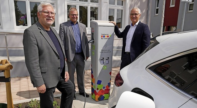 Fred Thelen, Alexander Guhl und Udo En... Ladesule am Wallbacher Rathaus ein.   | Foto: Michael Gottstein