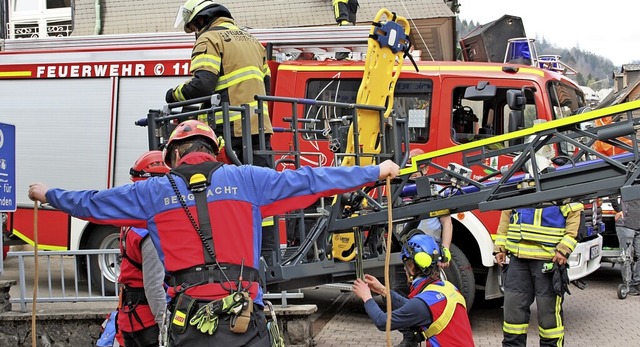 Hand in Hand arbeiteten die Todtmooser...ngserwachen in der Hauptstrae&#8220;.  | Foto: Andreas Bhm