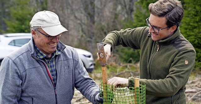 Ortsvorsteher Joachim Gfrer  und Adrian Probst in Aktion  (von links)  | Foto: Susanne Gilg