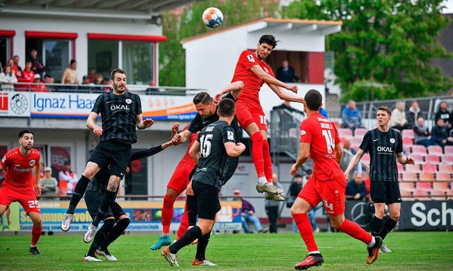 Der Bahlinger Mihailo Trkulja (links) ...en vergeblich zum Kopfball hochsteigt.  | Foto: Claus G. Stoll