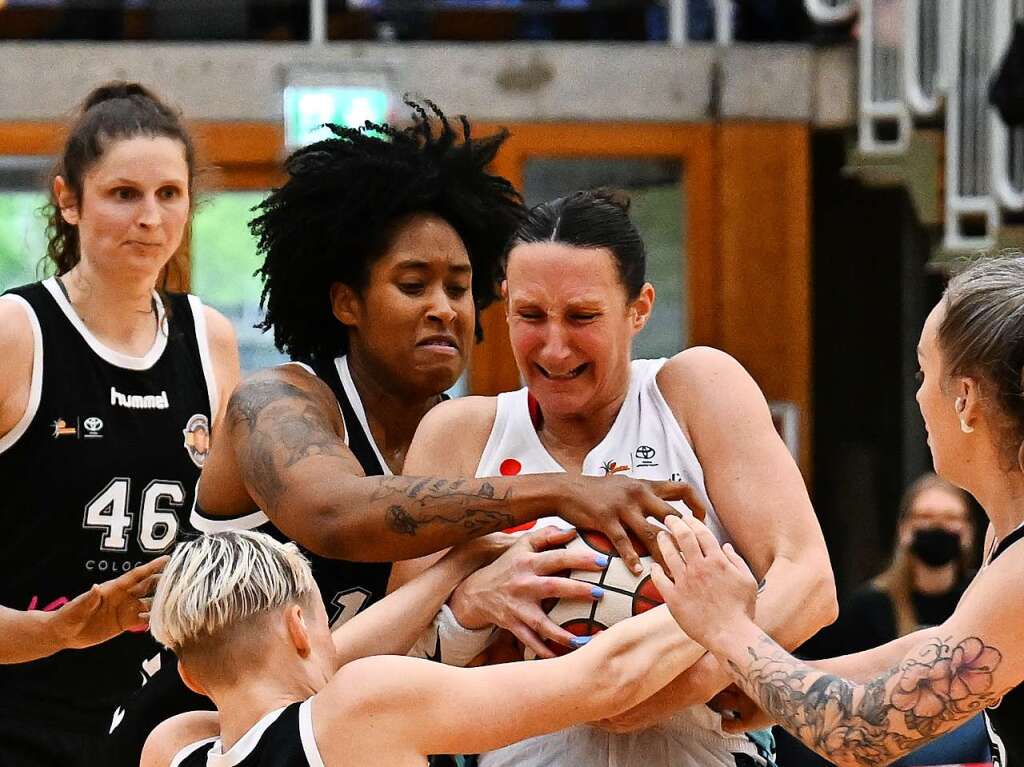 Keinen Ball verloren geben ist das Motto in den Playoffs: USC-Spielerin Mirna Paunovic (weies Trikot) gegen Birte Thimm (blonde Haare) und Brianna Rollerson