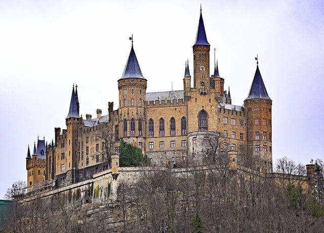 Weithin sichtbar: die Burg Hohenzollern unweit von Hechingen  | Foto: Bernd Weibrod (dpa)