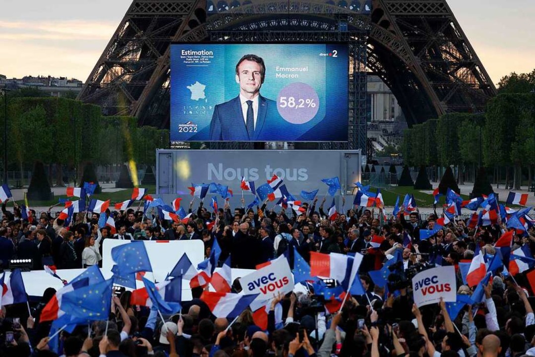 Anhänger von Macron freuen sich am Eif...iederwahl des amtierenden Präsidenten.  | Foto: LUDOVIC MARIN (AFP)