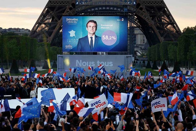 Anhnger von Macron freuen sich am Eif...iederwahl des amtierenden Prsidenten.  | Foto: LUDOVIC MARIN (AFP)