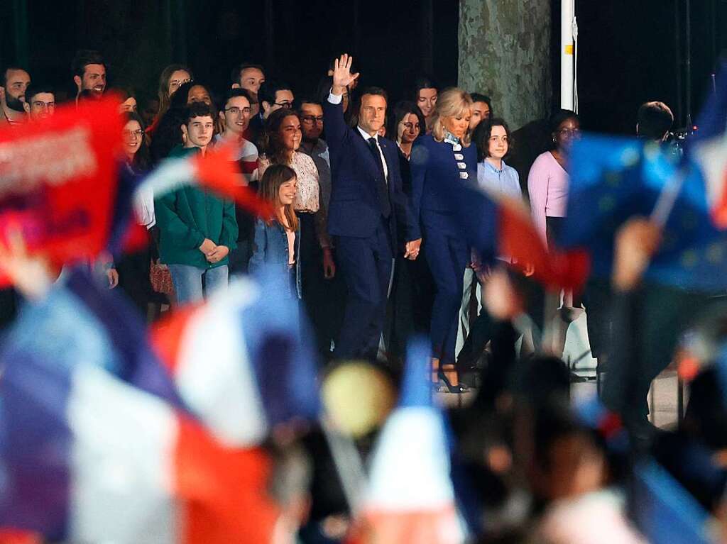 Gegen 21.30 Uhr betrat Macron das Marsfeld vor dem Eiffelturm in Paris mit seiner Frau Brigitte Macron