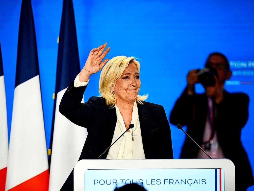 Marine Le Pen  spricht nach den ersten Hochrechnungen nach der Stichwahl im Pavillon d'Armenonville im Pariser Bois de Boulogne.