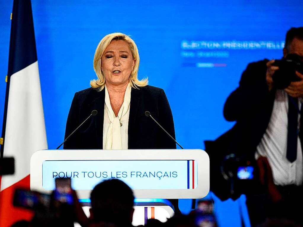 Marine Le Pen  spricht nach den ersten Hochrechnungen nach der Stichwahl im Pavillon d'Armenonville im Pariser Bois de Boulogne.