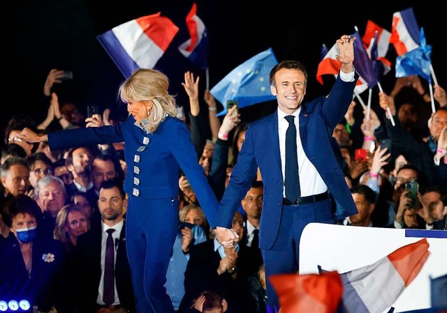 Emmanuel und Brigitte Macron feiern de...m Marsfeld vor dem Pariser Eiffelturm.  | Foto: LUDOVIC MARIN (AFP)