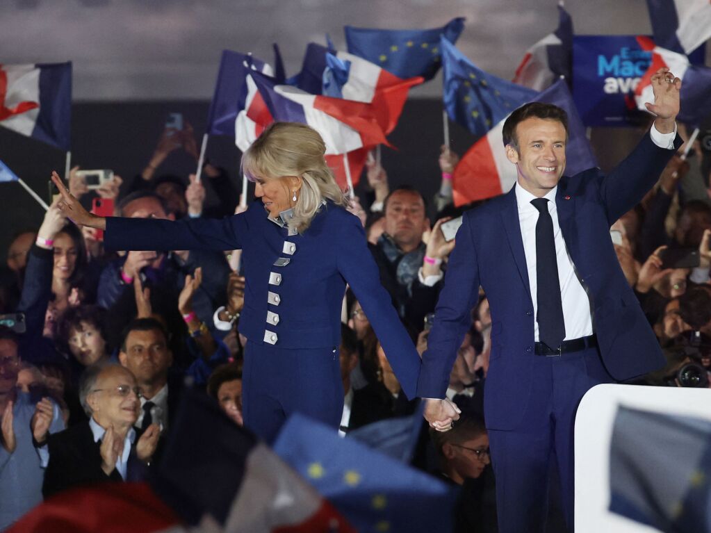 Brigitte und Emmanuel Macron bei der Wahlparty auf dem Pariser Marsfeld