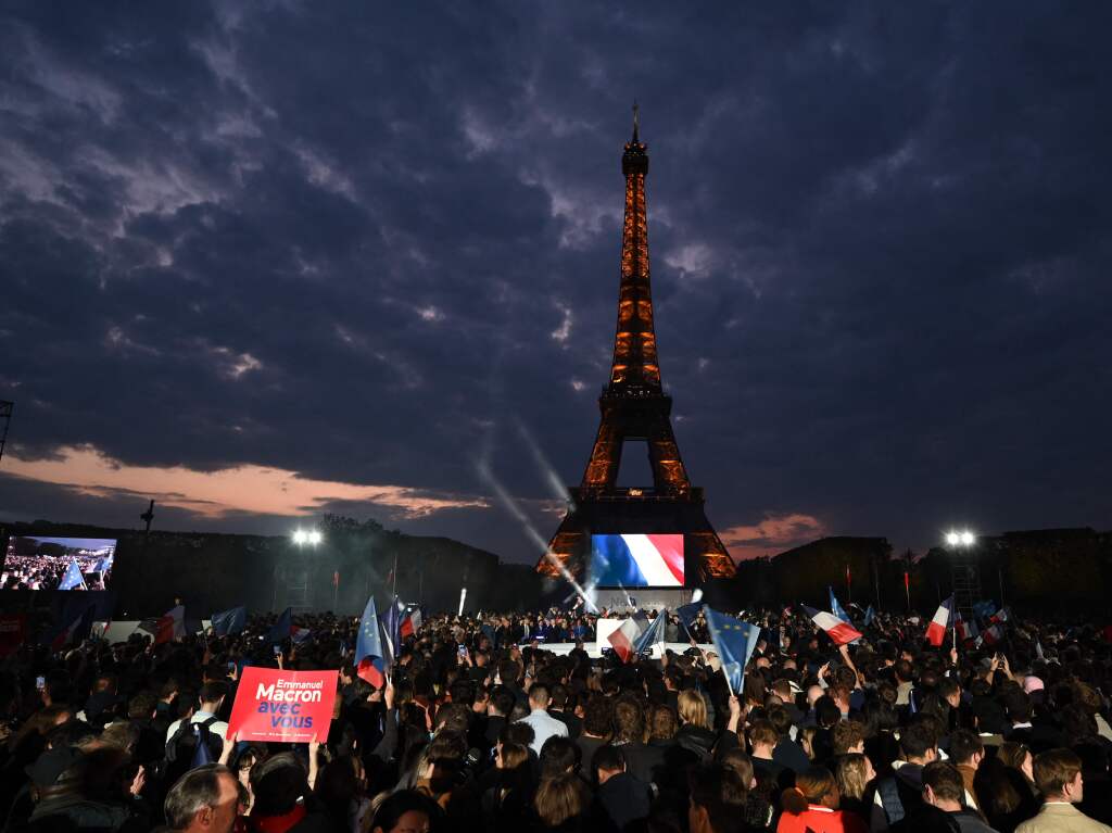 Vor dem Eiffelturm feierten die Anhnger Macrons die Wahlparty