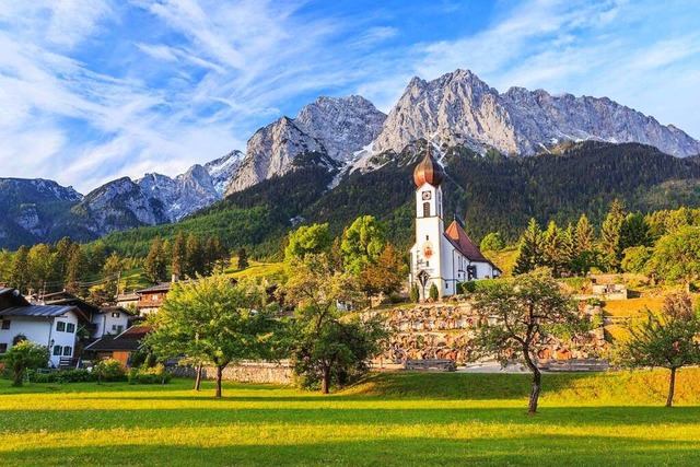 Einzigartiges Alpenpanorama: der Blick auf die Zugspitze  | Foto: Noppasinw (Fotolia)