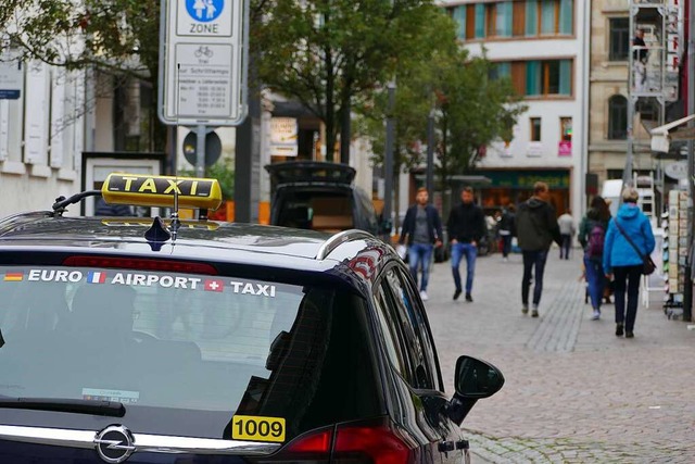Taxi in der Lrracher Innenstadt  | Foto: Barbara Ruda