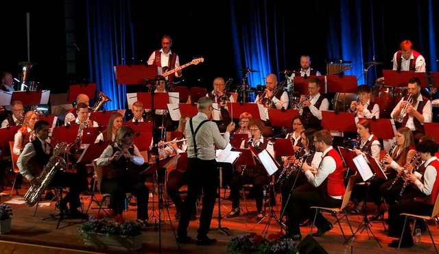 Dirigent Clemens Meier und das Orchester zogen die Zuhrer in ihren Bann.  | Foto: Heidi Fel