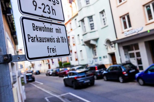 Anwohnerparken soll flchendeckend teurer werden, fordert die Umwelthilfe.  | Foto: Philipp von Ditfurth (dpa)