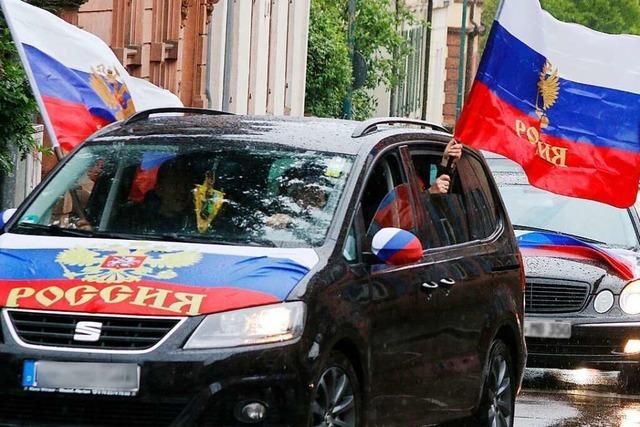 Rund 170 Autos fahren beim pro-russischen Korso durch Lahr