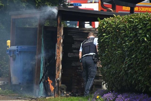 Die Polizei ermittelte vor Ort und vermutet vorstzliche Brandstiftung.  | Foto: Nicolai Kapitz