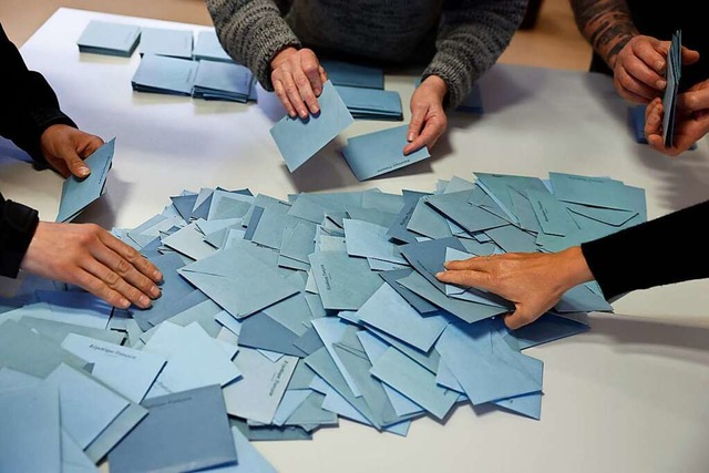 Wahlhelfer zhlen die Stimmen aus.  | Foto: Jean-Francois Badias (dpa)