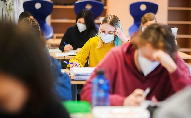 Das Maskentragen bei der Abiturprfung...Corona-Tests sind keine Pflicht mehr.   | Foto: Julian Stratenschulte (dpa)