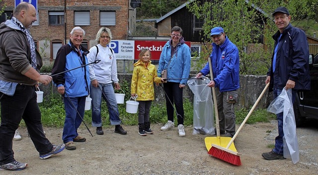 Zigarettenkippen und Unrat im Stdtli ...e und jngere Zellerinnen und Zeller.   | Foto: Ralph Lacher