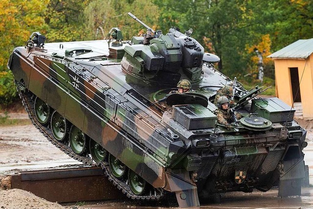 Der Schtzenpanzer Marder steht auf de...e der Ukrainer an die Bundesregierung.  | Foto: Philipp Schulze (dpa)