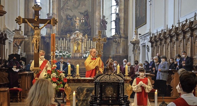 Pfarrer Michael Dotzauer erteilt den S... Niellokreuz aus dem 12. Jahrhundert.   | Foto: Gabriele Hennicke