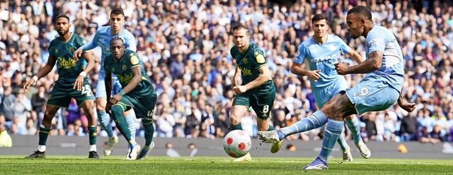 Manchester-City-Angreifer Gabriel Jesu...el. Hier verwandelt er einen Elfmeter.  | Foto: Martin Rickett (dpa)