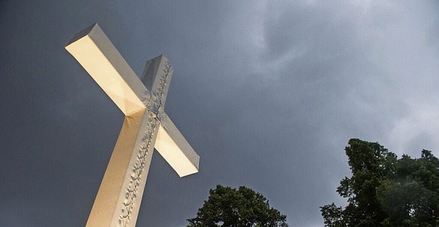 Auch ber der evangelischen Kirche haben sich dunkle Wolken zusammengezogen.   | Foto: Lino Mirgeler (dpa)