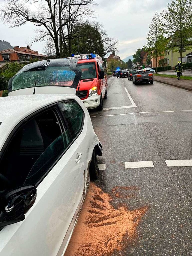 Die Feuerwehr sperrte die Unfallstelle...sgelaufene Betriebsstoffe auf (unten).  | Foto: Feuerwehr Waldkirch