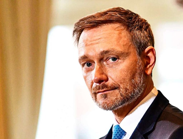 FDP-Chef Lindner muss als Finanzminist...r Schulden aufnehmen als ihm lieb ist.  | Foto: Fabian Sommer (dpa)