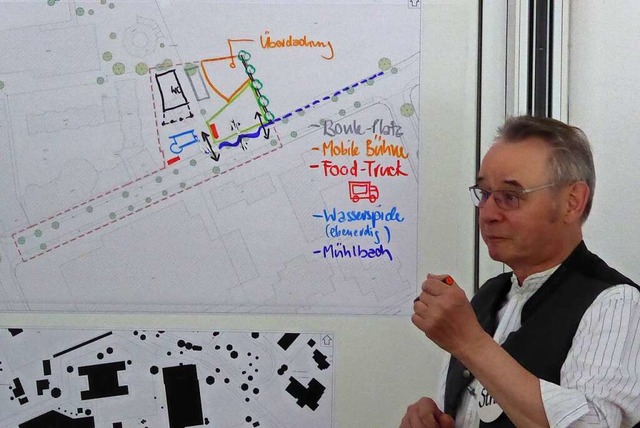 Stadtplaner und Moderator Roland Strunk mit der Planskizze.  | Foto: Sylvia-Karina Jahn