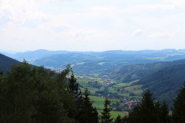 Blick vom Pfauenfelsen ber das ganze Elztal bis Waldkirch   | Foto: Karin Hei