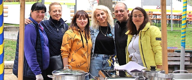 Zum Dank fr die Untersttzung durch d...Essen gekocht und kostenlos angeboten.  | Foto:  