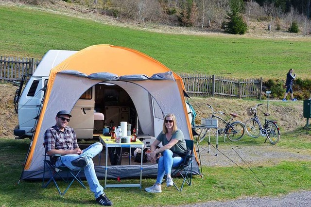 Ein Prchen aus Bern in der Schweiz f...h wohl auf dem Campingplatz Bankenhof.  | Foto: Sonja Niederer