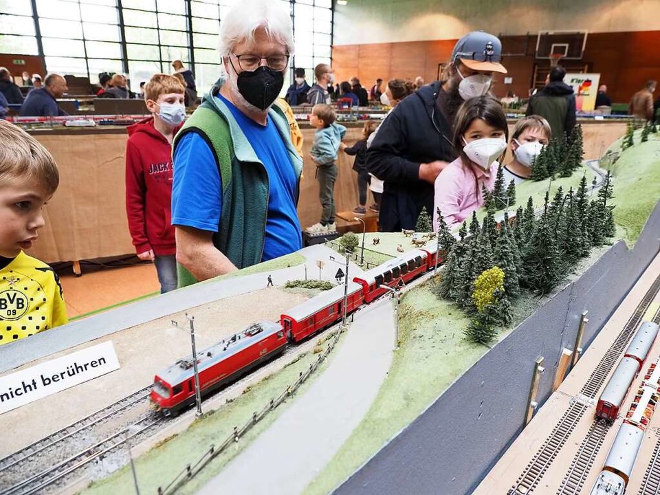 Modellbahnausstellung der Eisenbahnfre...rfolgen das Geschehen auf den Anlagen.  | Foto: Michael Haberer