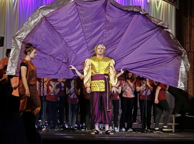 Eine Szene aus dem farbenprchtig inszenierten Adonia-Musical   | Foto: Heidi Fel
