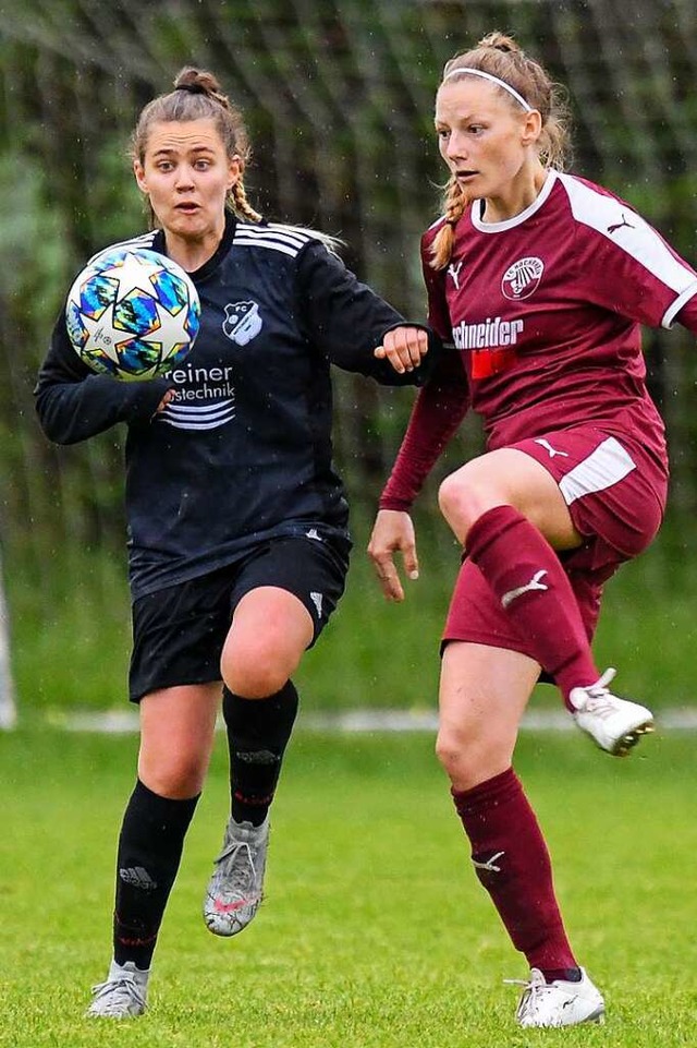 Unbezahlbare Momente: Zoe Klinger (lin...en den FC Hochrhein (mit  Lea Scharf).  | Foto: Gerd Gruendl