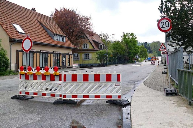 Die Absperrung und Schilder an der Wie...rchzukommen &#8211; also fahren viele.  | Foto: Leni Strbe