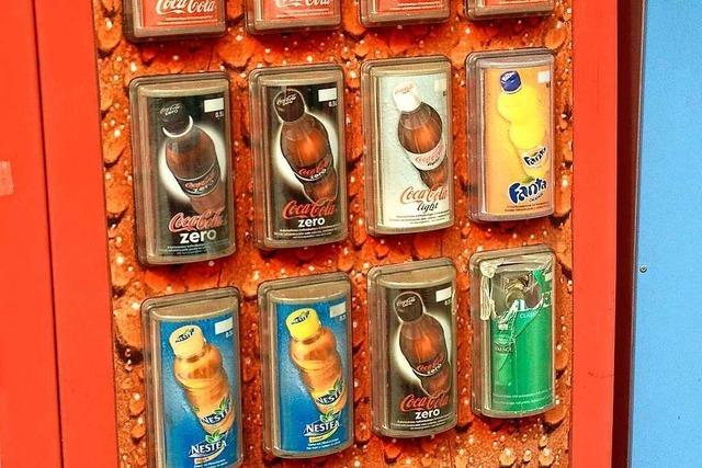 Unbekannte machen sich erfolglos an Getränke-Automaten zu schaffen