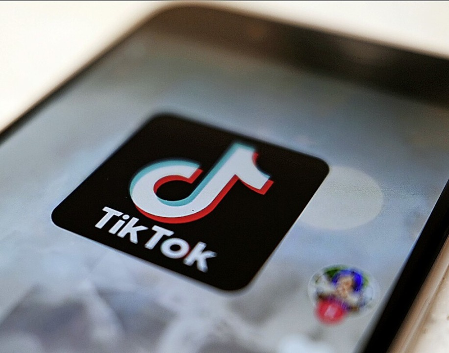 Die App Tiktok ist bei Jugendlichen sehr beliebt.  | Foto: Kiichiro Sato (dpa)