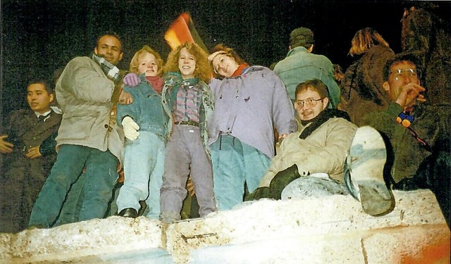 Mauerfall 1989. Die Tante von Emma Wag...t mit Freunden auf der Berliner Mauer.  | Foto: Privat