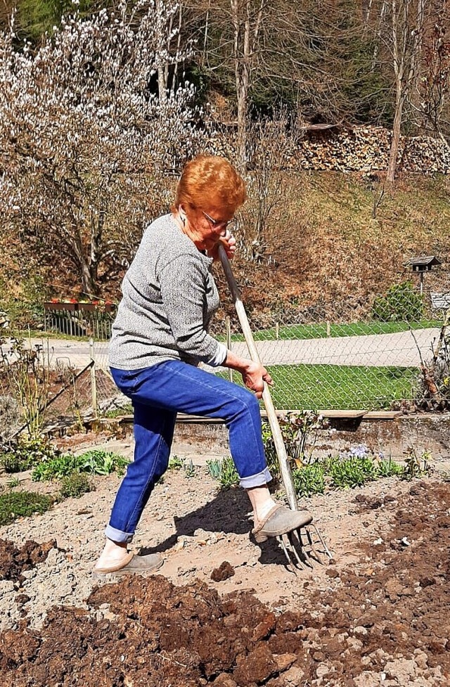 Margarete Scherer beim Umgraben in ihrem Garten  | Foto: Privat