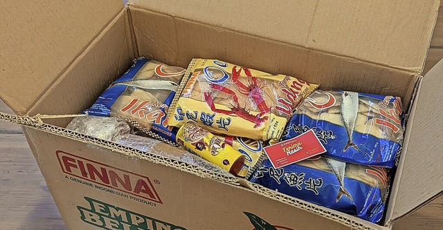 Ein Paket mit indonesischen Snacks ist in Deutschland angekommen.  | Foto: Oskar Harimurti