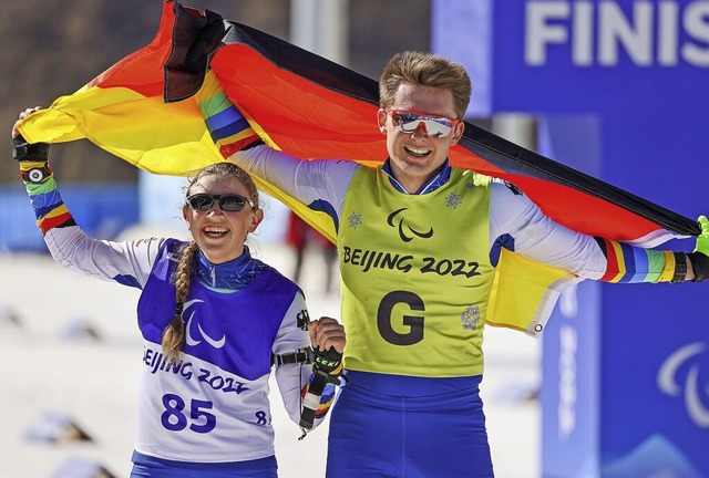 Leonie Walter und ihr Guide Pirmin Str...r ber das Erreichen der Goldmedaille.  | Foto: Jens Bttner (dpa)
