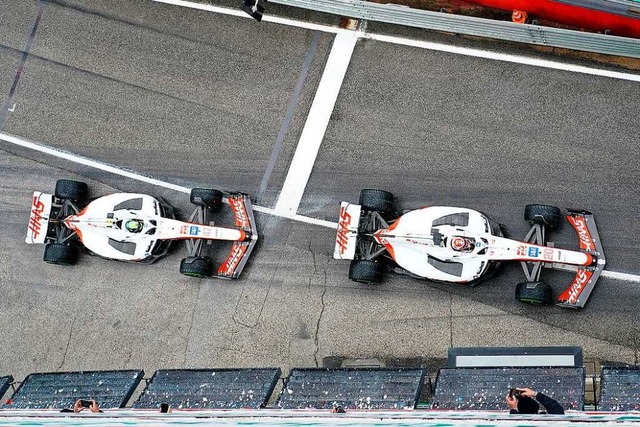 Mick Schumacher (l) aus Deutschlandund...nd auf der Strecke in Imola unterwegs.  | Foto: Hasan Bratic (dpa)