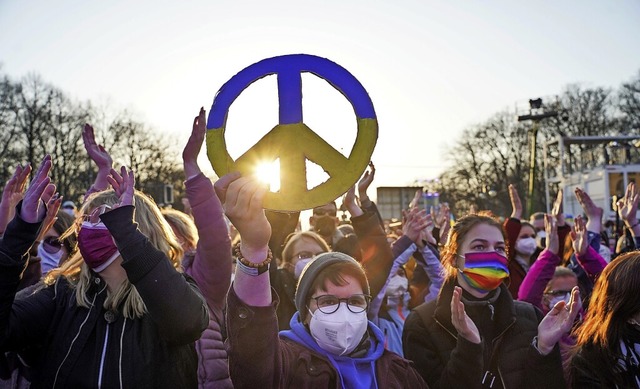 Menschen demonstrieren in Berlin fr d...eden und das Ende des Ukraine-Krieges.  | Foto: Jrg Carstensen (dpa)